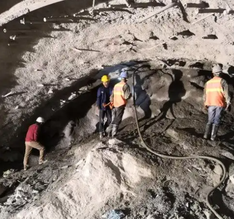 濠江隧道拱顶带模注浆料，微膨胀注浆料的特点及施工工艺